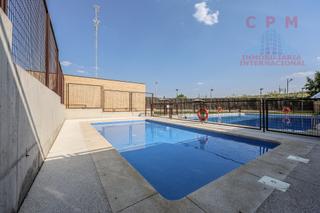 Casa pareada en Centro Comercial-Hospital. Espectacular chalet pareado, sin amueblar, de 301 m2, 4 habitaci