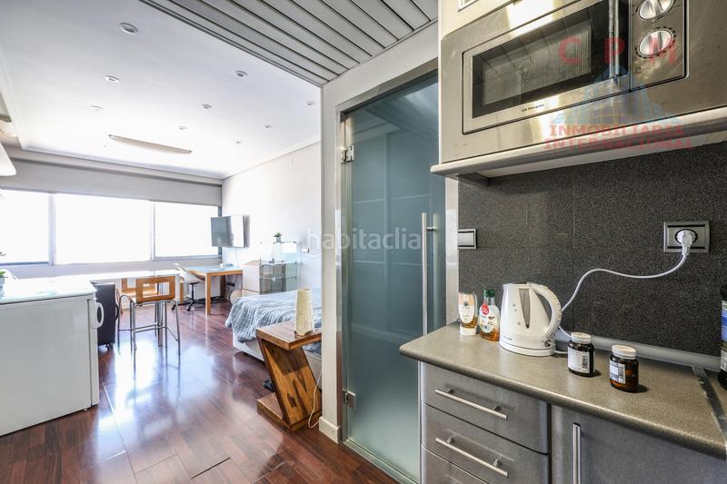 Foto cdc2dfcb-7cfe-440d-a889-9063e2e766cc. Alquiler piso magnífico estudio amueblado, de 40 m2; situado en un edificio, gimnasio, piscina y sauna, próximo al metro ventura rodríguez en Madrid
