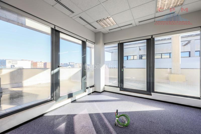 Foto a8ace349-b5a3-4e19-bc12-116344d6805d. Edificio magnífico y luminoso edificio de oficinas de 5 plantas y sótano, de 2.941 m2, totalmente exterior. en Madrid