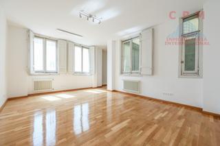 Location Appartement à Jerónimos. Amplio y luminoso piso sin amueblar y reformado de 170 m2, 3 hab