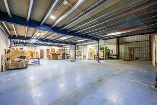 Bâtiment à usage industriel à Poligono El Nogal - Malatones - Río de Janeiro. Amplia y luminosa nave industrial de 862 m2, compuesta por 2 nav