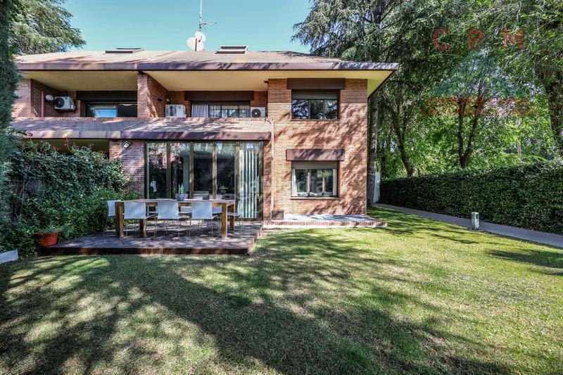 Foto 25b3a77b-08bc-4f6a-8566-aeb9ce46d180. Affitto casa bifamiliare con camino riscaldamento parcheggio piscina in Pozuelo de Alarcón