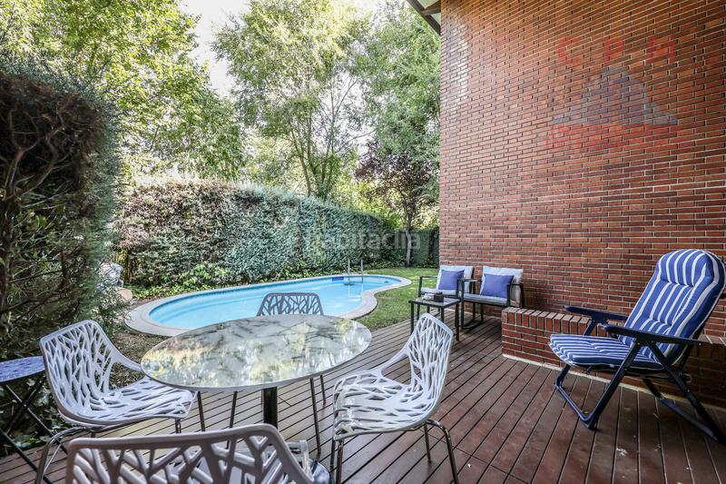 Foto 4c7ff9c1-1973-4668-9113-31757eea36de. Affitto casa bifamiliare con camino riscaldamento parcheggio piscina in Pozuelo de Alarcón