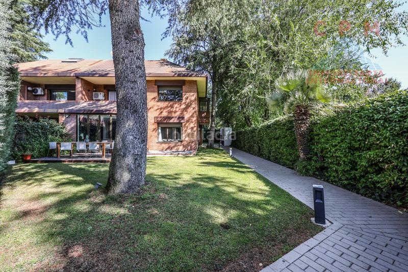 Foto f28c004d-ca3b-4ea8-984b-f508063bc5f5. Affitto casa bifamiliare con camino riscaldamento parcheggio piscina in Pozuelo de Alarcón