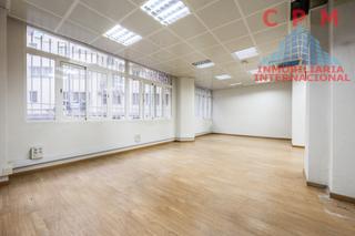 Office space in Vallehermoso. Magnífica y luminosa oficina, situada en un semi sotano, de 163