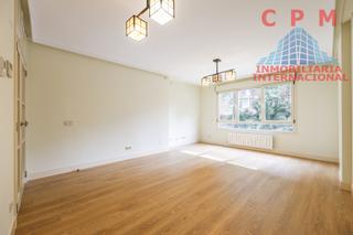 Location Appartement à Hispanoamérica-Bernabéu. Magnífico y luminoso piso sin amueblar, de 130 m2 y 4 habitacion