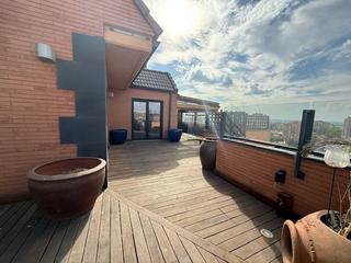 Lloguer Àtic a Valdezarza. Amplio y luminoso piso sin amueblar, de 250 m2, 4 habitaciones y