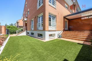 Miete Reihenhaus in Peñagrande. Espectacular chalet reformado, sin amueblar, de 352 m2, 5 habita