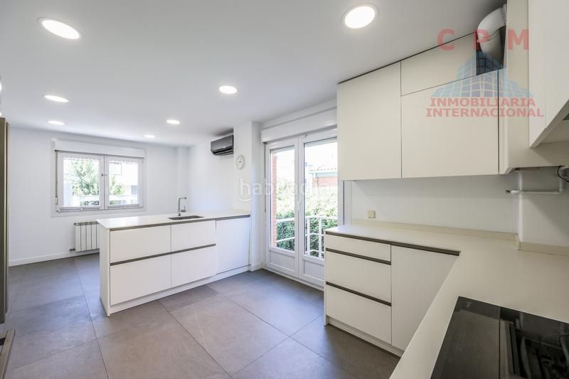 Foto 541a2d0e-0c87-48a4-bf0a-982edd638518. Rent semi detached house with fireplace heating parking in Madrid