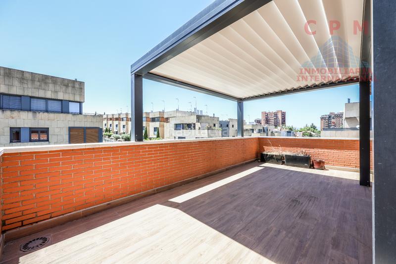 Foto 75e59e44-d684-4f27-a82a-54c6d7a085bd. Rent semi detached house with fireplace heating parking in Madrid