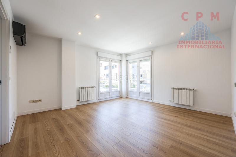 Foto f60c6b1b-f28e-495e-a79e-2f712e646480. Rent semi detached house with fireplace heating parking in Madrid