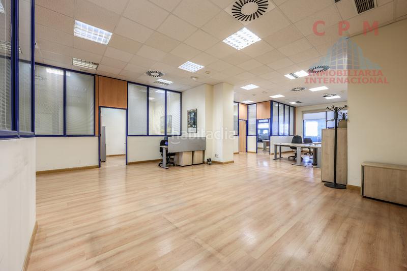 Foto 432458dc-4693-4d69-ab3f-693fb3813573. Oficina espectacular y luminosa oficina amueblada, a pie de calle, de 483 m2, próximo al metro Las Tablas en Madrid