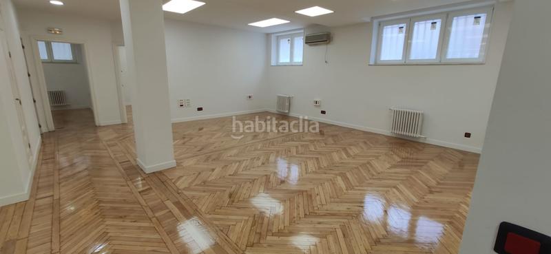 Foto b4e94a35-b49c-435a-a70d-183a379c7bf5. Oficina amb calefacció a El Viso Madrid