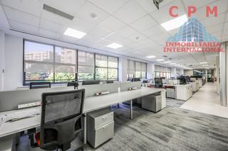 Miete Gebäude in Fuente del Berro. Edificio de oficinas reformado y amueblado, de 4 plantas y 3.780