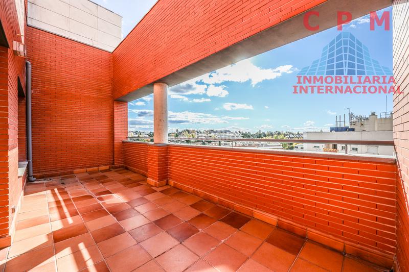 Foto cc7f6073-5980-436e-85e9-0a2741a5f942. Lloguer àtic amb calefacció aparcament piscina a Madrid