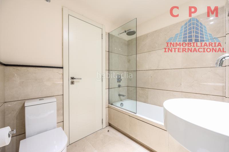 Foto 2ed298fd-8301-4631-9a9a-f5e7945d0ac6. Rent penthouse with heating parking pool in Valdezarza Madrid