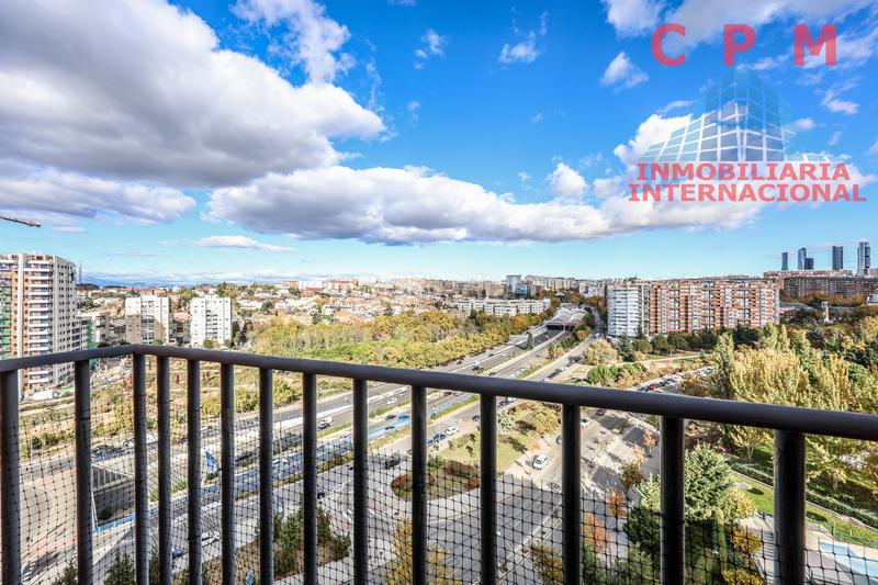 Foto f85420bf-a18f-451a-801a-3d251733e46a. Rent penthouse with heating parking pool in Valdezarza Madrid