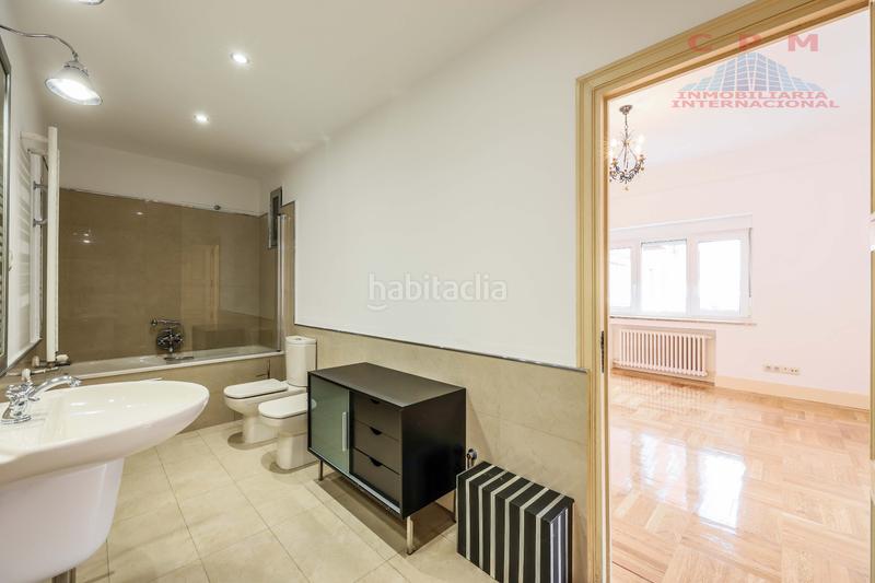 Foto 599a290a-f559-47aa-aedc-65deb0d3a9e5. Lloguer pis amb xemeneia calefacció aparcament a Madrid