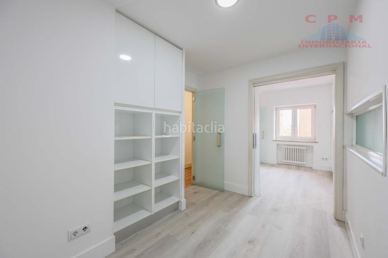 Foto f7a4b7b8-0226-4cfb-b9ae-91ca946c1132. Location appartement avec cheminée chauffage parking dans Madrid