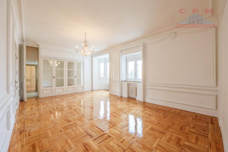 Foto 2d329f0b-df37-42e5-808f-3940f412b763. Rent flat with fireplace heating parking in El Viso Madrid