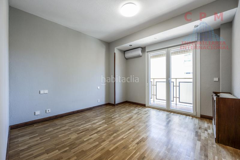 Foto 581dcfe7-415f-4dd5-a9a4-d51177656661. Lloguer pis amb calefacció aparcament a Apóstol Santiago Madrid