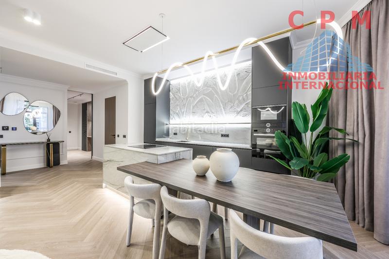 Foto 5cf419c5-7582-4ee3-ac38-fc4e8b6c21ef. Piso magnífico y luminoso piso de lujo, amueblado y totalmente reformado, de 155 m2, 2 habitaciones y un balcón; próximo al metro lista en Madrid