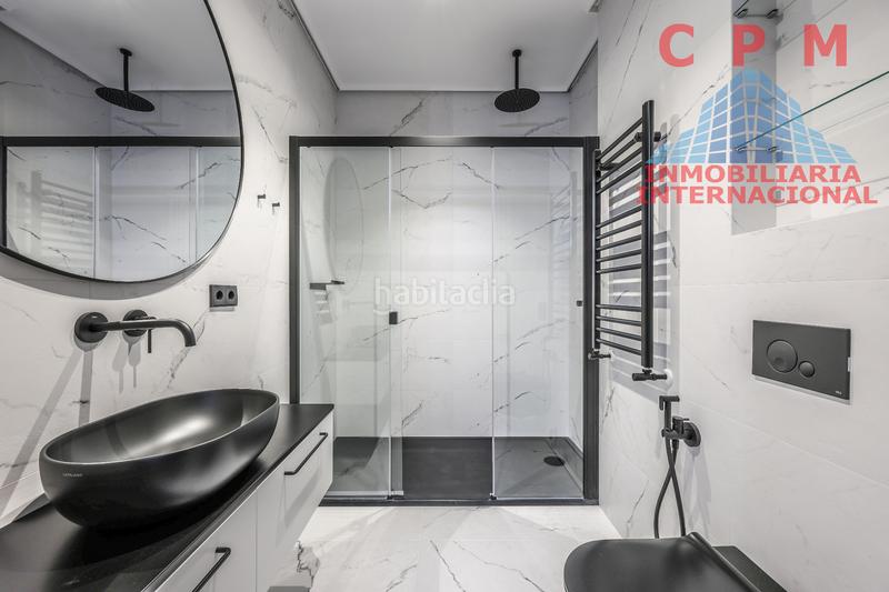 Foto 5e6bf582-85ea-4c25-a001-c52346fe9d2d. Piso magnífico y luminoso piso de lujo, amueblado y totalmente reformado, de 155 m2, 2 habitaciones y un balcón; próximo al metro lista en Madrid