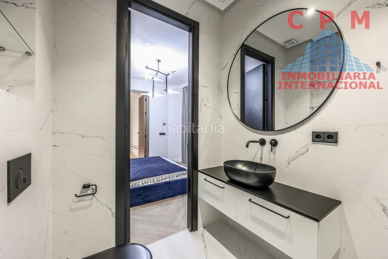 Foto e294e3a0-b0a6-42a0-bbd9-d15826d26d60. Piso magnífico y luminoso piso de lujo, amueblado y totalmente reformado, de 155 m2, 2 habitaciones y un balcón; próximo al metro lista en Madrid