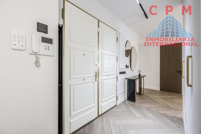 Foto f40b84dc-e6bc-411b-aa15-85f4b66c2f13. Piso magnífico y luminoso piso de lujo, amueblado y totalmente reformado, de 155 m2, 2 habitaciones y un balcón; próximo al metro lista en Madrid