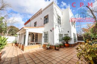 Rent Towny house in Hispanoamérica-Bernabéu. Exclusivo y luminoso chalet pareado sin amueblar, de 210 m2, 4 d