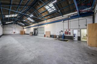Capannone industriale in El Barral Ferial. Luminosa nave industrial de 1.560 m2, a pie de calle, de 2 plant
