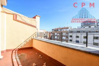 Lloguer Àtic a Acacias. Amplio y luminoso ático sin amueblar y totalmente reformado, de