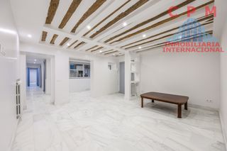 Rent Flat in Embajadores-Lavapiés. Magnífico y luminoso piso totalmente reformado, sin amueblar, de