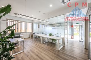 Rent Office space in Valdebebas - Valdefuentes. La inmobiliaria internacional cpm gestiona esta magnífica y lumi