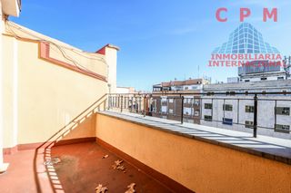 Lloguer Àtic a Acacias. Amplio y luminoso ático sin amueblar y totalmente reformado, de