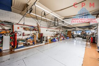 Industrial building in Villaverde Alto. Magnífica nave de 258 m2, dividida en 2 plantas, situada en polí