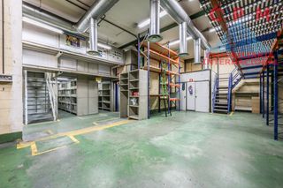 Rent Industrial building in Estación. Magnífica y luminosa nave de 2 plantas, con una superficie de 70
