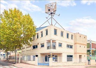 Fabrikhalle in Norte-Universidad. Magnífica nave de 1.440 m2, con oficina; próximo a la estación d