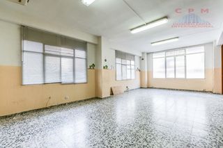 Geschäftsraum in Casco Antiguo. Enorme inmueblel compuesto de 4 locales, a pie de calle, de 871m