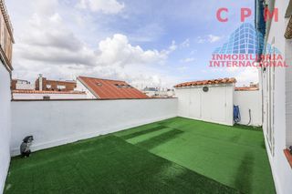 Rent Penthouse in Trafalgar. Luminoso ático recién reformado y sin amueblar, de 85 m2, 2 habi