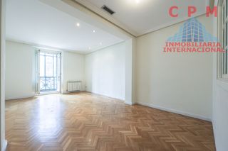Affitto Appartamento in Trafalgar. Luminoso piso amueblado de 107 m2, 3 habitaciones y balcón, situ
