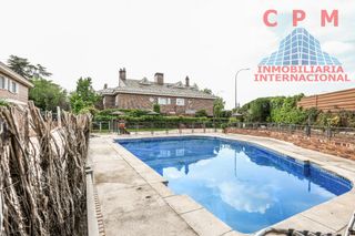 Alquiler Casa adosada en Aravaca. Magnifico chalet adosado de lujo, de 302 m2, 5 dormitorios, terr