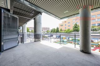Miete Büro in El Soto de la Moraleja. Magnífica y luminosa oficina de 288 m2, con varios puestos de tr
