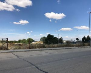 Terreno residenziale in Villalbilla Pueblo. Magnífico y amplio terreno industrial segregable, con una superf