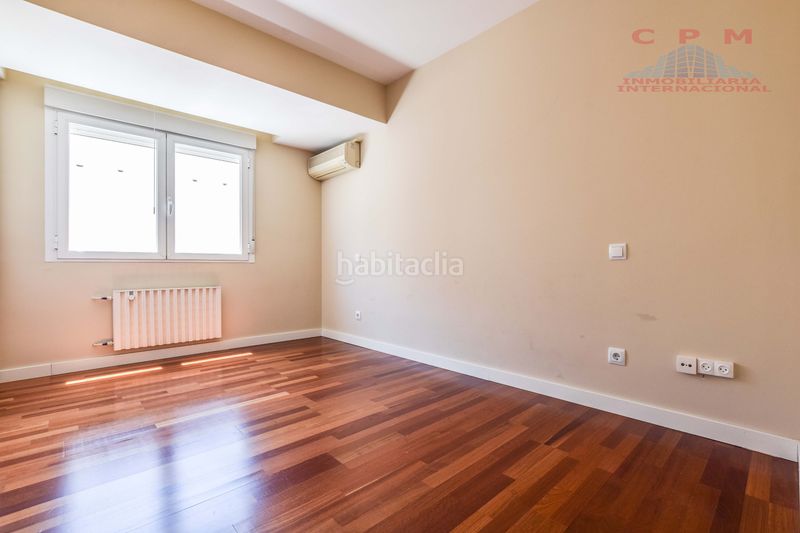 Foto f60d7806-6f75-4197-97a8-be87d0268338. Pis amb xemeneia calefacció aparcament a Recoletos Madrid