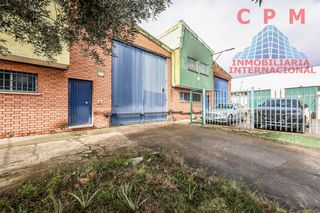 Bâtiment à usage industriel à Ajalvir. Amplia y luminosa nave industrial de 2 plantas compuesta por 3 n