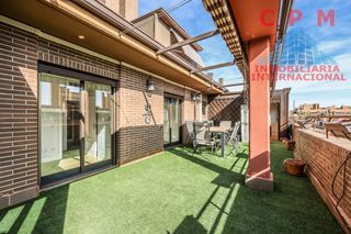 Rent Penthouse in Delicias. Luminoso ático sin amueblar, de 130 m2, 3 dormitorios y terraza,