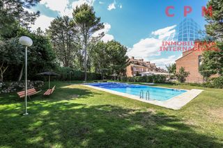 Affitto Casa a schiera in Calle de la azalea 555. Luminoso chalet adosado de 200 m2, 3 habitaciones, terraza y jar