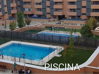 Rent Flat in Urbanizaciones. Luminoso piso sin amueblar, de 250 m2 y 3 habitaciones, situado