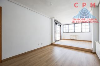 Location Appartement à Hispanoamérica-Bernabéu. Luminoso ático sin amueblar, de 91 m2, 2 dormitorios y terraza d